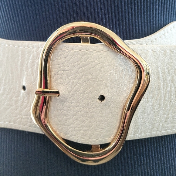 💥FREE with 3/$30 BUNDLE💥 White Belt with Gold Buckle - Picture 2 of 7